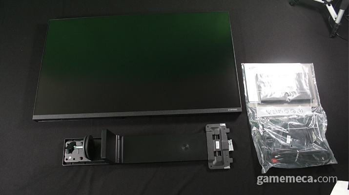 ▲ 화면과 스탠드, 구성품이 굉장히 간단하다 (사진: 게임메카 촬영)