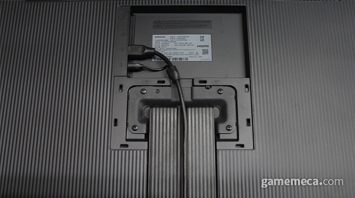 ▲ 선 정리가 편한 HDMI + 전원선 Y자 케이블을 기본으로 제공한다 (사진: 게임메카 촬영)