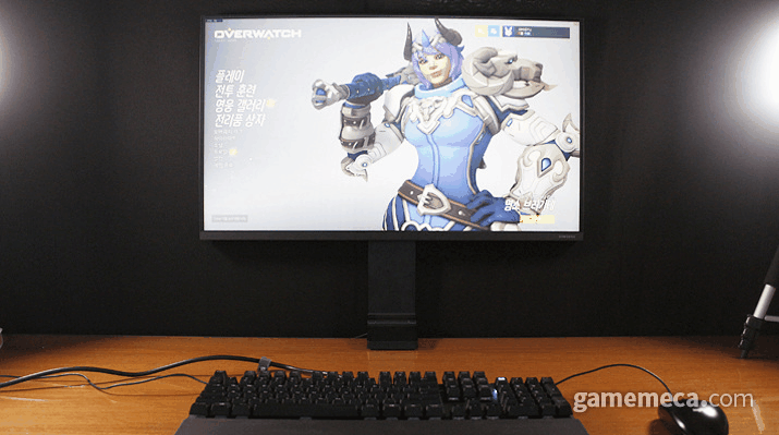 ▲ 32인치 QHD, 144Hz 고주사율 지원, 특별한 스탠드로 차별화 꾀한 S32R750Q (사진: 게임메카 촬영)