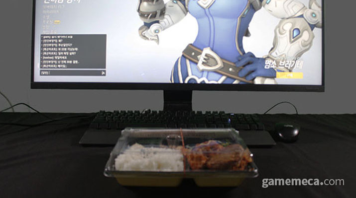 ▲ 넓은 공간 확보 가능, 밥상을 차려도 되겠는걸? (사진: 게임메카 촬영)