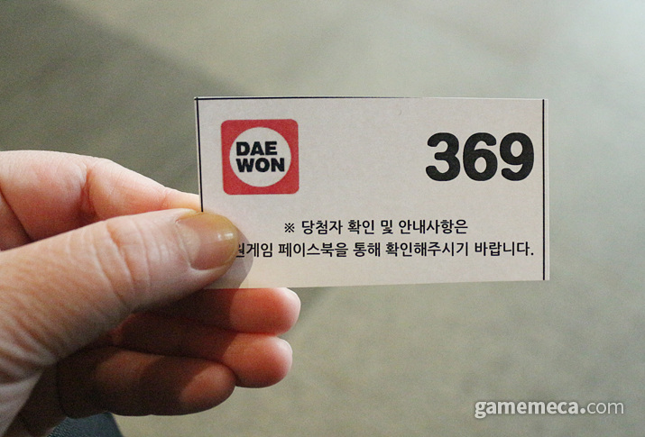 ▲ 기기 현장 판매는 없었으나 예약해준 기기와 게임을 받으러 오가나, 게임을 사러 온 사람들로 붐볐다 (사진: 게임메카 촬영)