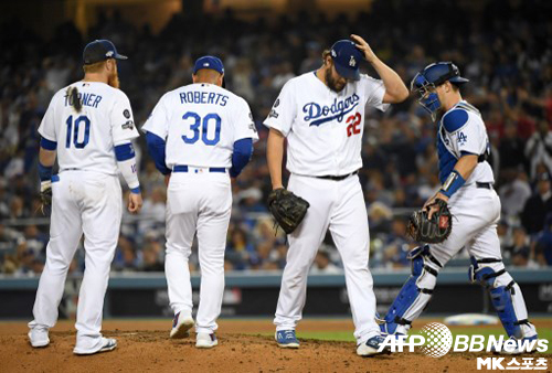 5차전 불펜으로 나온 커쇼는 처참한 결과를 냈다. 사진(美 로스앤젤레스)=ⓒAFPBBNews = News1