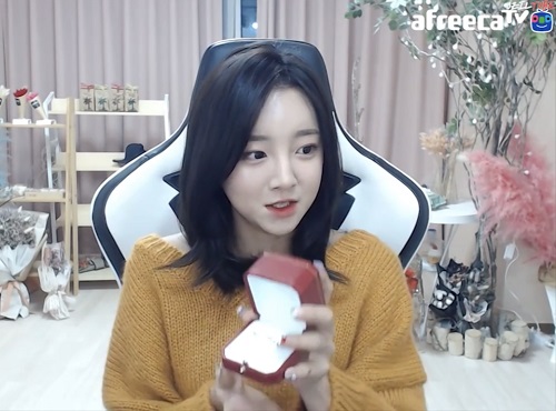 아프리카티비(TV) BJ 외질혜가 철구에게 명품 반지를 선물로 받았다. 사진=외질혜 유튜브