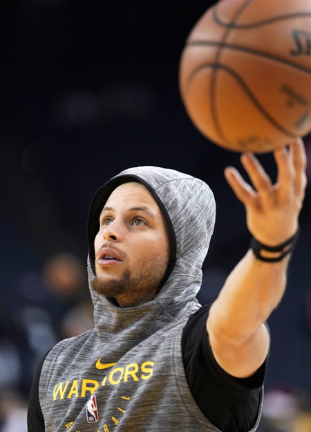 미국프로농구(NBA) 골든스테이트 워리어스의 스테픈 커리가 25일(현지시간) 미국 캘리포니아 주 오클랜드에서 열린 LA 레이커스와의 2018-2019 NBA 정규리그 경기를 위해 몸을 풀고 있다./오클랜드[美 캘리포니아주] AP=연합뉴스