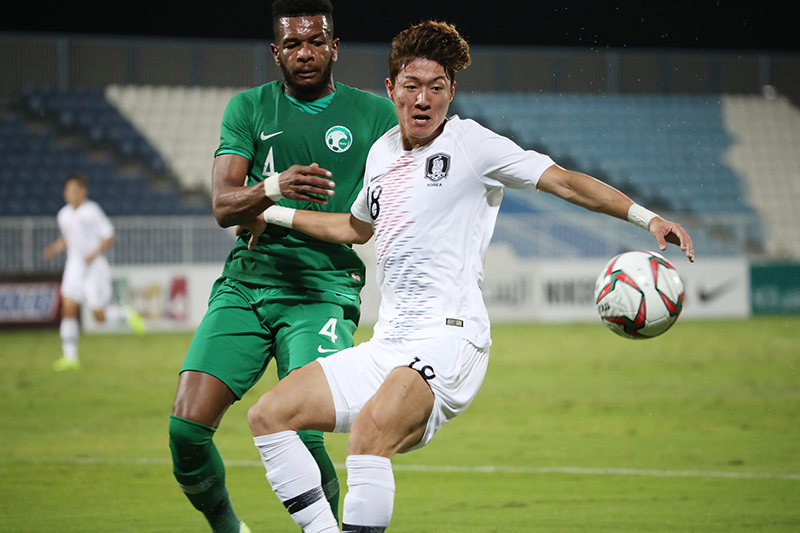 지난 1일 오후(현지시간) 아랍에미리트 아부다비 바니야스 스타디움에서 열린 대한민국과 사우디아라비아와의 평가전에서 황의조가 공다툼을 하고 있다. /사진=연합뉴스