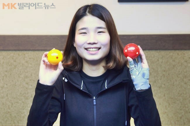 "당구에 집중하도록 든든하게 지원해주시는 부모님께 감사하다고 전하고 싶어요." 아버지 덕분에 당구를 시작하게 됐다는 용현지는 당구에 집중하고 싶어 고등학교 자퇴를 결심했고, 부모님도 딸의 뜻을 존중해주셨다. 용현지는 그런 부모님의 결정에 감사하다는 말을 전했다.