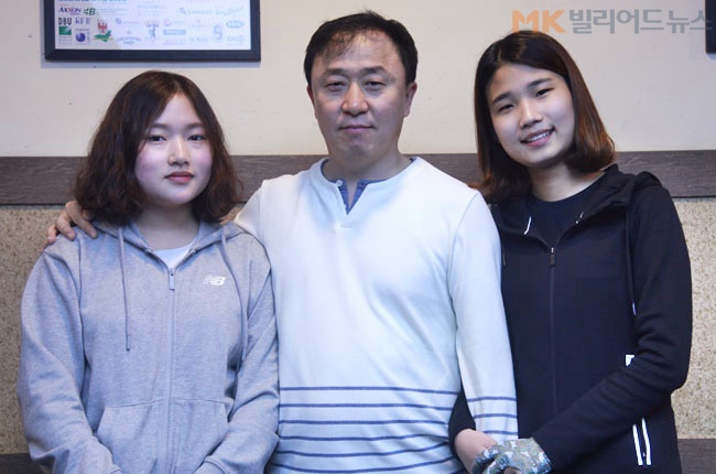 용현지(오른쪽)가 "절친"인 한지은(성남‧왼쪽)과 스승인 김동룡(대구) 선수와 포즈를 취했다. 용현지는 생년월일까지 같은 한지은을 "좋은 친구이자 라이벌"이라고 칭했고, 스승인 김동룡 선수를 "우리 쌤"이라고 친근하게 표현했다.