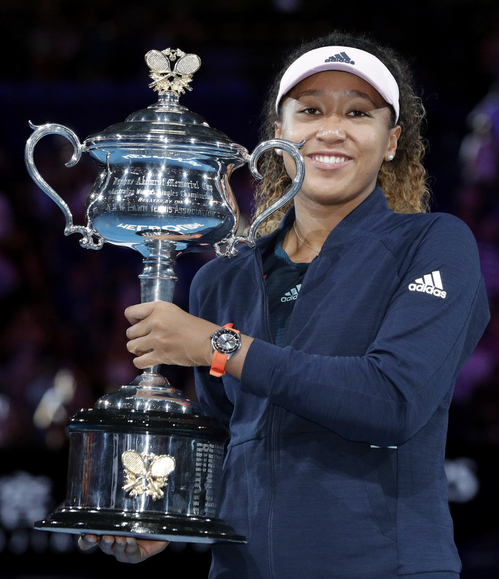 오사카 나오미(22·일본)가 지난 26일(현지시간) 호주 멜버른의 로드 레이버 아레나에서 막을 내린 호주오픈 테니스대회 여자단식에서 우승한 후 트로피를 들고 기뻐하고 있다. 오사카는 이날 우승으로 오는 28일 발표되는 단식 세계랭킹에서 남녀를 통틀어 아시아 국적 선수 최초로 1위에 오르게 됐다. /사진=멜버른 AP, 연합뉴스