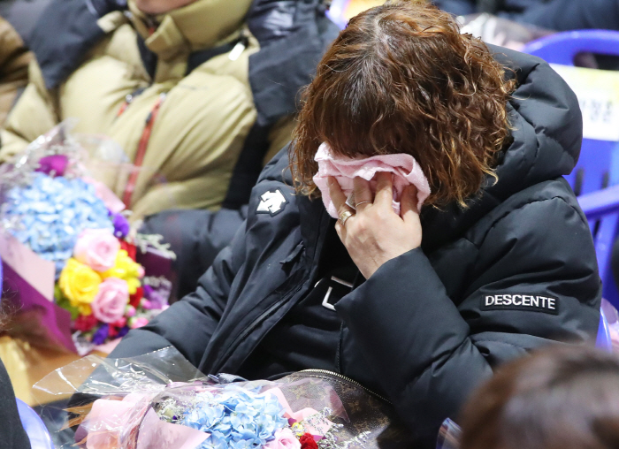 세월호 참사 희생 단원고 학생 명예 졸업식

    (안산=연합뉴스) 홍기원 기자 = 12일 오전 경기도 안산시 단원고등학교에서 열린 세월호 참사 희생 학생 명예 졸업식에서 유가족이 눈물을 흘리고 있다. 2019.2.12

    xanadu@yna.co.kr

(끝)





<저작권자(c) 연합뉴스, 무단 전재-재배포 금지>