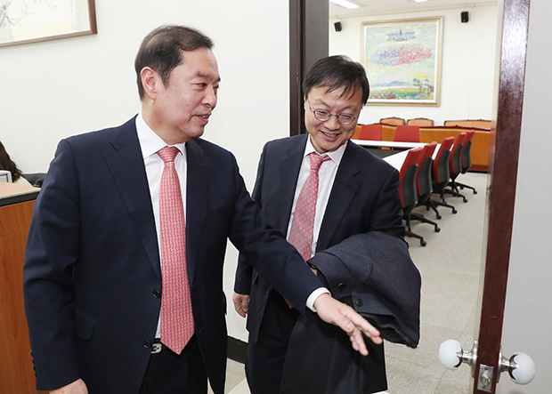 자유한국당 김영종 윤리위원장(오른쪽)이 13일 오전 국회에서 김병준 비대위원장을 면담 후 비대위원장실을 나서고 있다. [사진=연합뉴스]