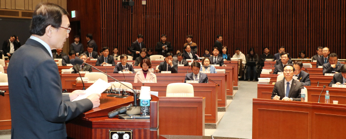 20일 오후 국회에서 열린 더불어민주당 정책의원총회에서 참석한 의원들이 이해찬 대표의 발언을 경청하고 있다. 2019.2.20 [출처 = 연합뉴스]