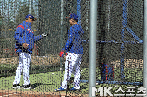 오티즈 코치와 스윙에 대해 얘기를 나누고 있다. 사진(美 서프라이즈)= 김재호 특파원