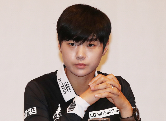 후원 조인식 참석한 박성현 프로
(서울=연합뉴스) 이재희 기자 = 박성현 골프 선수가 14일 오전 서울 중구 롯데호텔에서 열린 후원 조인식에 참석하고 있다. 소속사는 지난 7일 필리핀 기업 블룸베리 리조트앤호텔과 메인 후원 계약을 체결하고 2년간 산하 기업인 솔레어 리조트앤카지노의 로고를 달게 된다고 밝혔다. 2019.2.14
scape@yna.co.kr
(끝)
<저작권자(c) 연합뉴스, 무단 전재-재배포 금지>