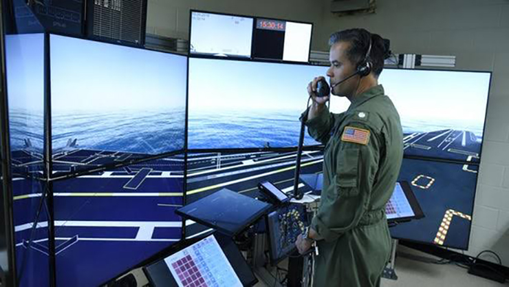 시뮬레이터를 통해 훈련을 하고 있는 한 군인의 모습