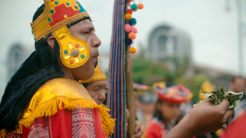 코카잎을 들고 코카 재배 불법화에 항의하는 페루 원주민./출처=넷플릭스 `리얼 나르코스 리포트` 캡처