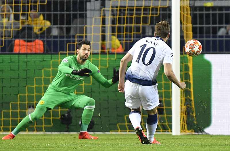 토트넘 해리 케인(오른쪽)이 지난 5일(현지시간) 독일 도르트문트 지그날 이두나 파크에서 열린 도르트문트와의 2018-2019 유럽축구연맹(UEFA) 챔피언스리그 16강 2차전에서 선제골을 넣고 있다. 이날 케인의 결승 골로 1-0 승리를 거둔 토트넘은 8년 만에 챔피언스리그 8강에 진출했다. /사진=도르트문트[독일] AP, 연합뉴스