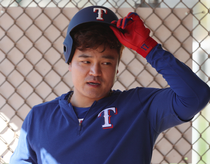 동료들과 얘기 나누는 추신수

텍사스 레인저스 추신수가 20일(현지시간) 미국 애리조나주 서프라이즈 스타디움에 마련된 스프링캠프에서 동료들과 이야기를 나누고 있다. 2019.2.21

    kane@yna.co.kr
    (서프라이즈[미국 애리조나주]=연합뉴스) 임헌정 기자 
(끝)





<저작권자(c) 연합뉴스, 무단 전재-재배포 금지>