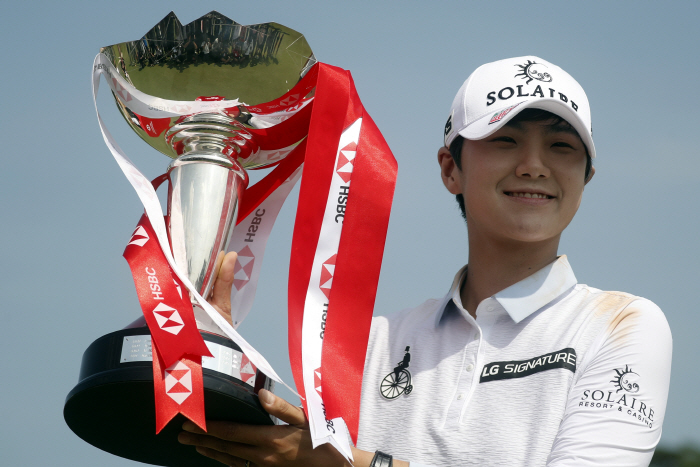 epa07410382 Park Sung Hyun of South Korea holds up the trophy after winning the HSBC Women's World Champions golf tournament in Sentosa, Singapore, 03 March 2019. EPA/WALLACE WOON