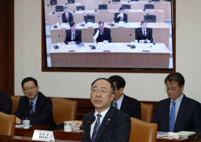 경제활력대책회의에서 발언하는 홍남기 부총리 [사진출처 = 연합뉴스]