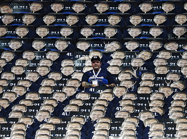 지난 9일(현지시간) 미국 텍사스주 댈러스의 아메리칸 에어라인스 센터에서 댈러스 매버릭스와 피닉스 선스 간 2018-2019 미국프로농구(NBA) 정규리그 경기 전에 한 팬이 매버릭스 소속 덕 노비츠키의 얼굴 장식으로 가득 찬 관중석에 앉아 있다. 이날 경기는 노비츠키의 NBA 은퇴 전 마지막 홈 경기였다. /사진=댈러스 EPA,연합뉴스