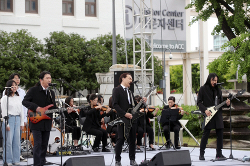 음악으로 부활한 5·18 고교생 시민군

(광주=연합뉴스) 천정인 기자 = 18일 오전 광주 동구 5·18민주광장에서 밴드 블랙홀의 '마지막 일기'가 정부 기념식 식전공연으로 펼쳐지고 있다.