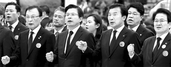 지난 18일 제39주년 5·18민주화운동 기념식에 참석한 이해찬 더불어민주당 대표, 황교안 자유한국당 대표, 손학규 바른미래당 대표, 정동영 민주평화당 대표(왼쪽부터)가 `임을 위한 행진곡`을 부르고 있다.  [이충우 기자]