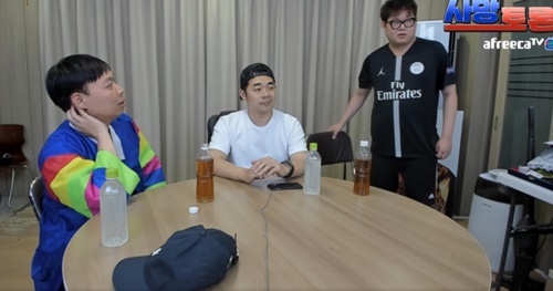 이상준과 김기욱이 BJ 감스트의 개인 방송에 출연했다. 사진=아프리카티비(TV) BJ 감스트 방송 캡처