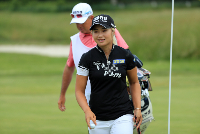 GALLOWAY, NJ - JUNE 7: Jeongeun Lee6 of the Republic of Korea smiles after making birdie on the third hole during the first round of the ShopRite LPGA Classic presented by Acer on the Bay Course at Seaview on June 7, 2019 in Galloway, New Jersey. Hunter Martin/Getty Images/AFP
== FOR NEWSPAPERS, INTERNET, TELCOS & TELEVISION USE ONLY ==