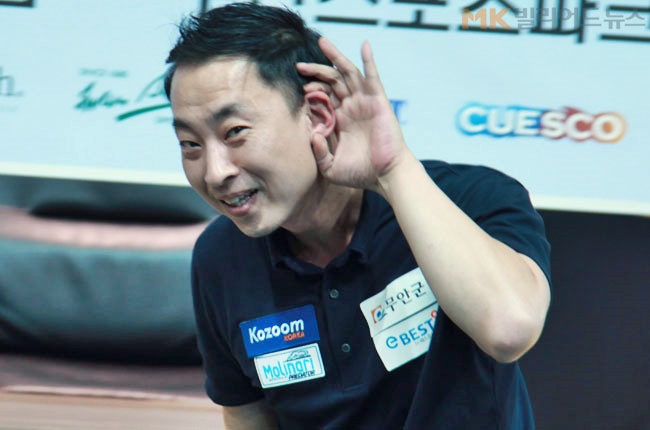 14일 전남 무안군 무안교육지원청영재교육센터에서 열린 ‘2019 무안황토양파배 전국당구선수권대회’ 포켓10볼 시상식에서 남자부 정상에 오른 장문석(전남)이 세리머니를 하고 있다. 장문석은 이번 대회 우승으로 전국대회 2연속 우승을 차지했다.