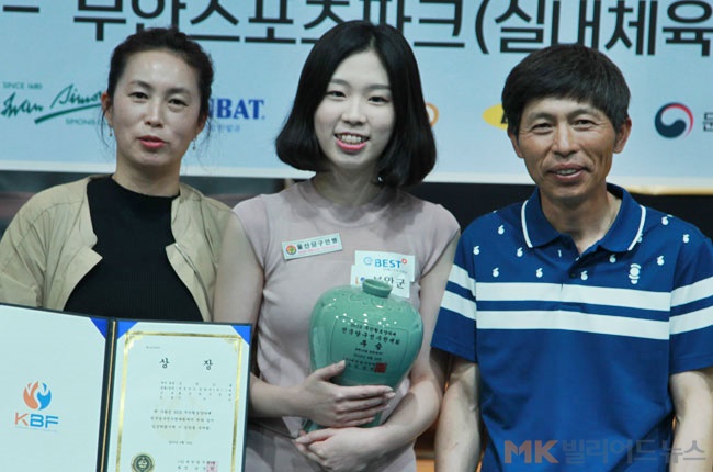 14일 전남 무안군 무안교육지원청영재교육센터에서 열린 ‘2019 무안황토양파배 전국당구선수권대회’ 포켓10볼 시상식에서 여자부 우승을 차지한 서서아(울산시체육회)가 부모님과 함께 기념촬영을 하고 있다. 2002년생으로 만 17세인 서서아는 2016년부터 지난해까지 아시아포켓볼선수권대회 복식 3연패 주역으로 한국 여자포켓볼 기대주로 꼽힌다.