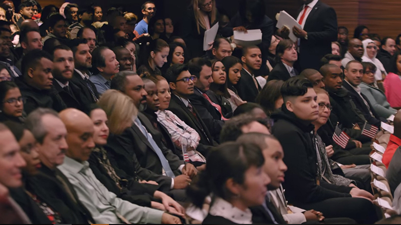 시민권 선언식에 모여든 이주민들./ 출처=넷플릭스 (Out of Many, One)