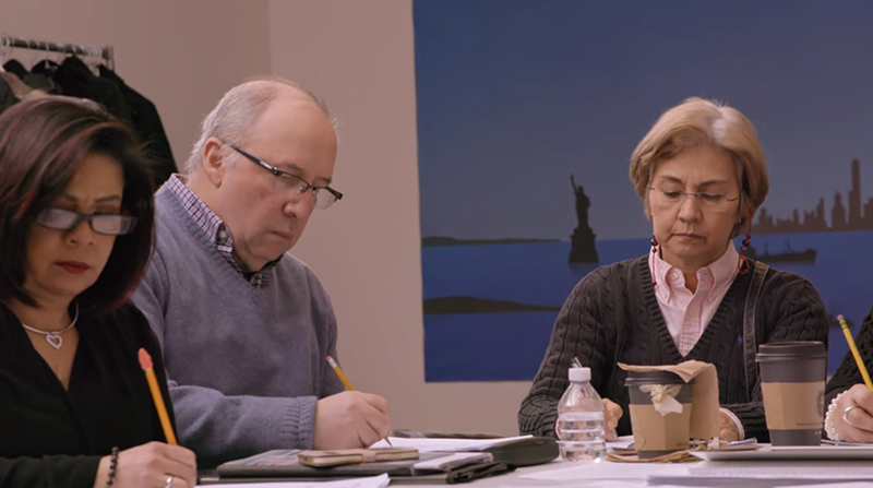 "미국 사회와 역사 , 예술 등 100여개의 질문에 답할 수 있어야 해요"미국 시민권을 받기 위해 공부하는 이주민들/출처=넷플릭스 (Out of Many, One)