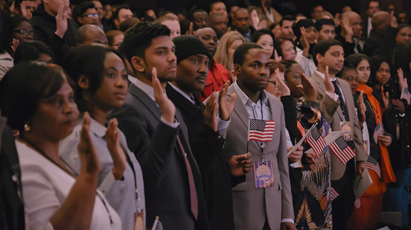 미국 시민 선서를 하고 있는 이주민들./출처=넷플릭스 (Out of Many, One)