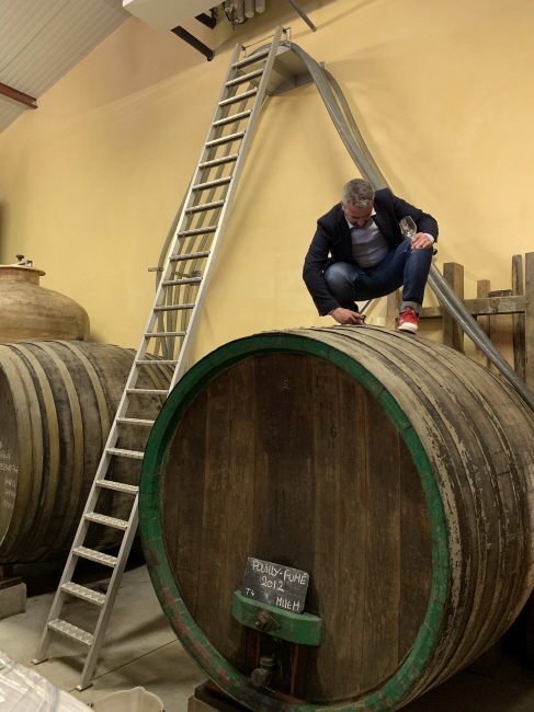 2012년 빈티지의 와인이 숙성되고 있는 오크통을 열고 있는 알렉상드르 방