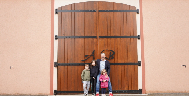 양조장 앞에서 알렉상드르 방과 그의 아이들.