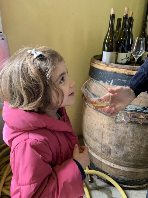 막내 딸 루스의 요청에 따라 향을 맡아보게 해주는 알렉상드르 방.