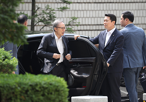 뇌물·횡령 등의 혐의로 1심에서 징역 15년을 선고받은 이명박 전 대통령이 21일 오후 서울 서초구 서울고등법원에서 열린 항소심 속행공판에 출석하기 위해 법정으로 향하고 있다.[사진=연합뉴스]