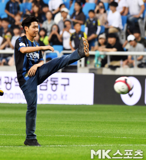 시축하는 이강인.