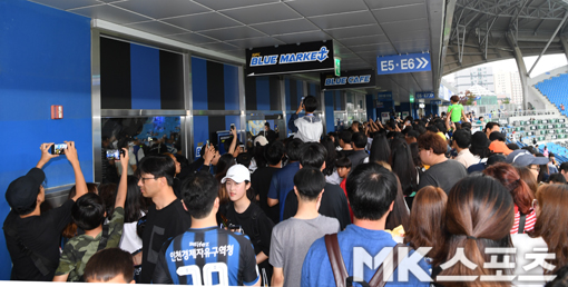 이강인을 보기 위해 많은 팬들이 모였다.