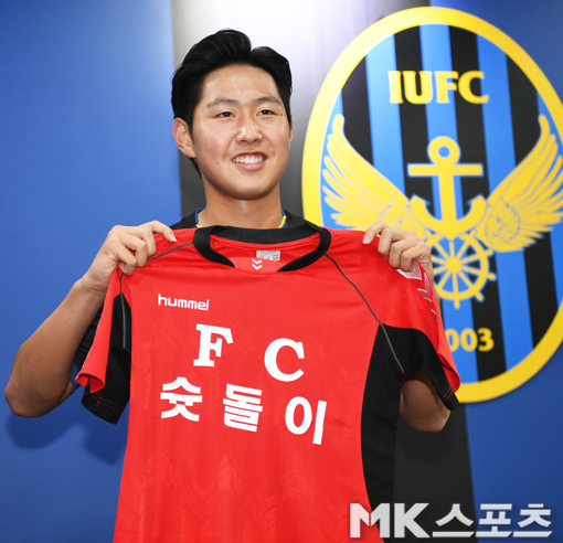 슛돌이 유니폼 들고 포토타임.