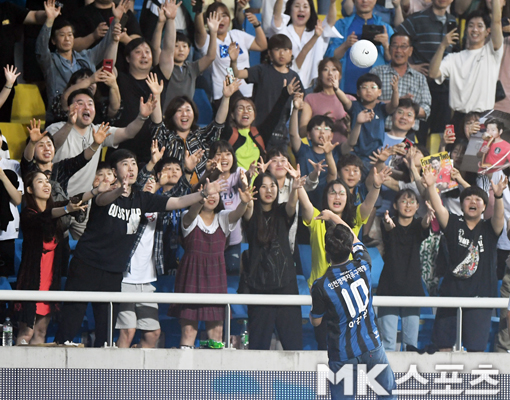 이강인이 하프타임 때 팬들에게 사인볼을 던져주고 있다.