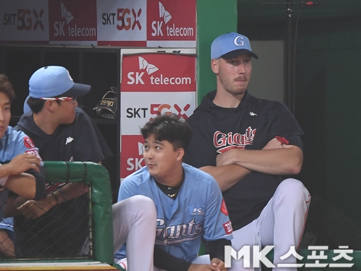 4일 오후 인천 SK행복드림구장에서 벌어진 2019 KBO리그 SK 와이번스와 롯데 자이언츠의 경기에서 SK가 롯데에 역전승을 거두며 4연승을 기록했다. SK는 2-7로 뒤지던 7회 말에서 로맥과 이재원이 각각 2점 홈런을 친 후 8회 말에서 한동민의 3점 홈런으로 승부를 뒤집어 9-7로 승리했다. 한편 이날 경기에서 패한 롯데는 3연패에 빠졌다. 승리를 놓친 다익손이 못내 아쉬워하고 있다. 사진=김재현 기자