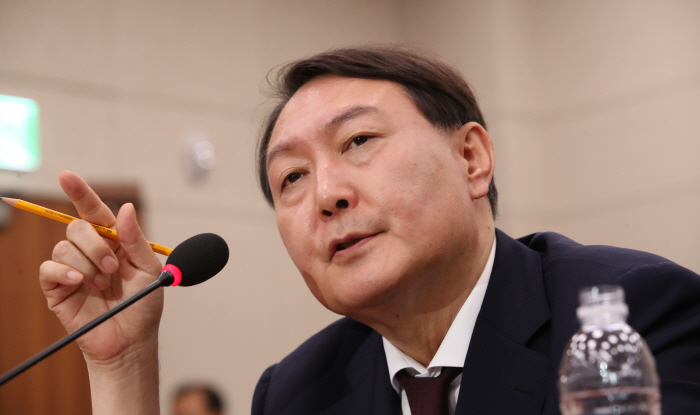 질의 답변하는 윤석열 후보자
(서울=연합뉴스) 이진욱 기자 = 윤석열 검찰총장 후보자가 8일 국회 법제사법위원회에서 열린 인사청문회에서 질문에 답하고 있다. 2019.7.8
cityboy@yna.co.kr
(끝)
<저작권자(c) 연합뉴스, 무단 전재-재배포 금지>