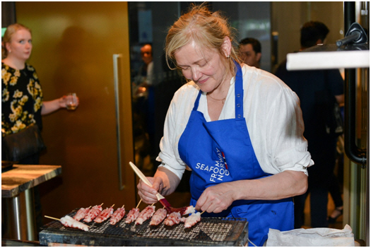 요리를 준비 중인 하이디 비아스카(Heidi Bjerkan) 셰프