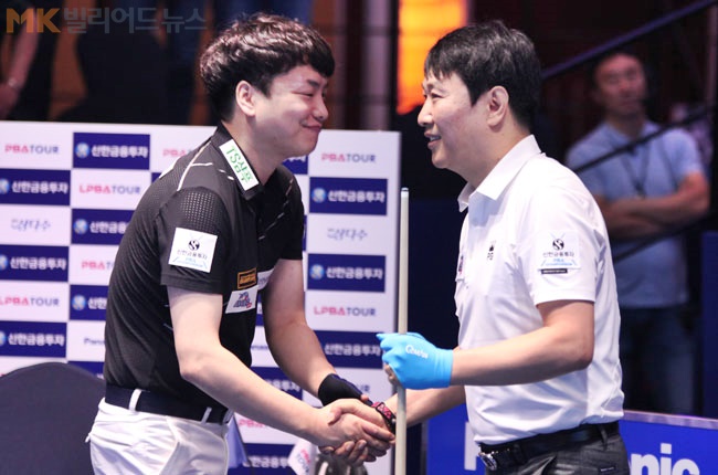 신남호는 강민구와 풀세트 접전 끝에 3:2 승리를 거두고 4강에 올랐다. 사진은 경기 후 강민구와 신남호가 인사하고 있다.