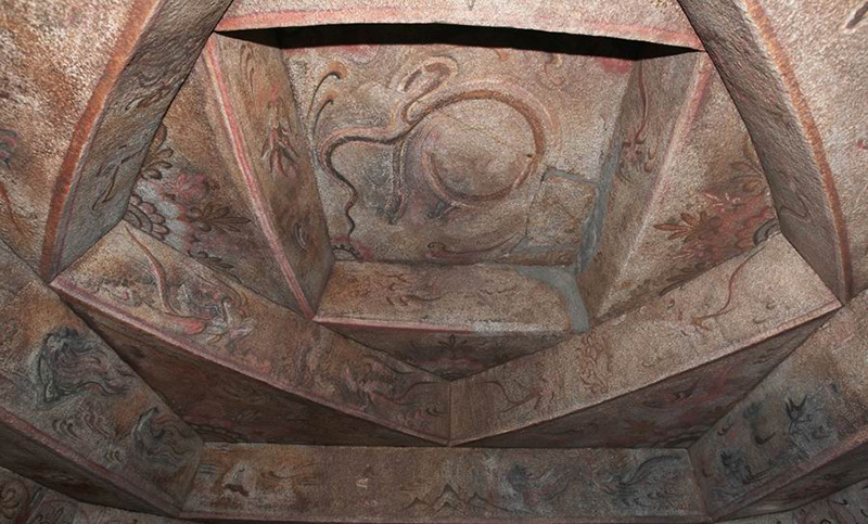 강서대묘 천장 (한성백제박물관 2016년 고구려고분벽화 특별전도록) : 천장석의 황룡, 2단의 삼각고임돌에 봉황과 기린, 여러 서수, 연꽃 문양 등이 그려져 있다.