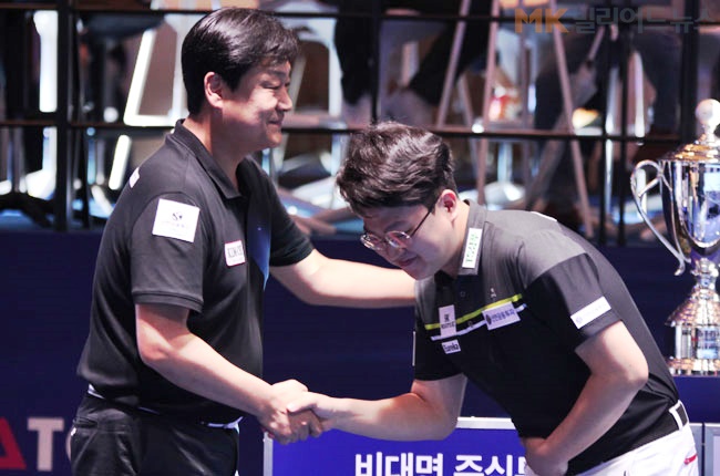 조건휘는 임정완에 세트스코어 3:0 승리를 거두고 4강에 진출했다. 조건휘와 임정완이 경기에 앞서 인사하고 있다.