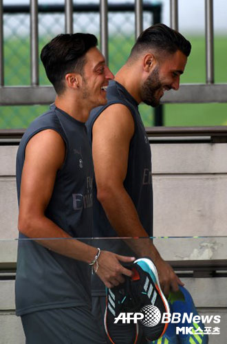 메수트 외질(왼쪽)과 세아드 콜라시나츠(오른쪽)가 소속팀 아스날 연고지 런던에서 무장강도를 만났으나 위기를 모면했다. 2018년 아시아투어 당시 외질과 콜라시나츠. 사진=AFPBBNews=News1