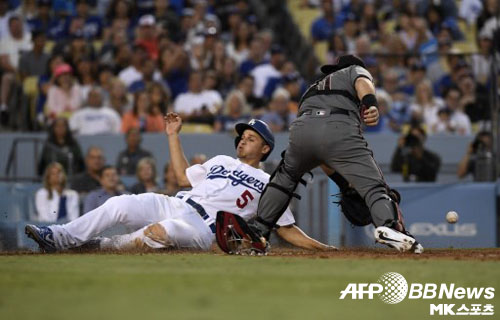 시거가 마에다의 번트 때 홈으로 들어오고 있다. 사진(美 로스앤젤레스)=ⓒAFPBBNews = News1