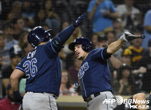 최지만이 팀 동료 윌리 아다메스와 세리머니를 하고 있다. 사진(美 샌디에이고)=ⓒAFPBBNews = News1